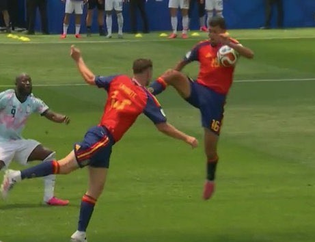 Trumperizar's tweet photo. TREMENDO ROBO DE ESPAÑA🇪🇸

Rodri se lleva la pelota con la mano en el area y no cobraron penal para Bélgica cuando empataban 1 a 1.

Si fuera un jugador argentino sería un escandalo mundial. https://t.co/HKp8xuZV3K