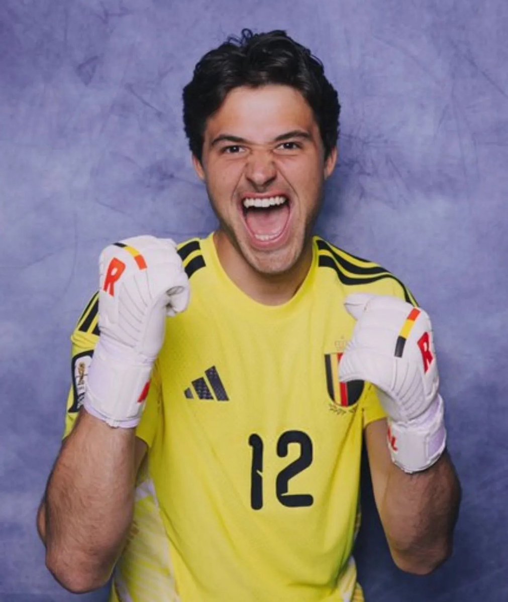 futtmais's tweet photo. O goleiro Senne Lammens, do Manchester United, foi eleito a melhor contratação da temporada 2025/26, faturando o prêmio oficial Barclays Transfer of the Season.

Ele foi decisivo na campanha do clube, garantindo vaga na Champions League.

Em sua estreia na Copa do Mundo, deu mole e foi decisivo para a eliminação da Bélgica.