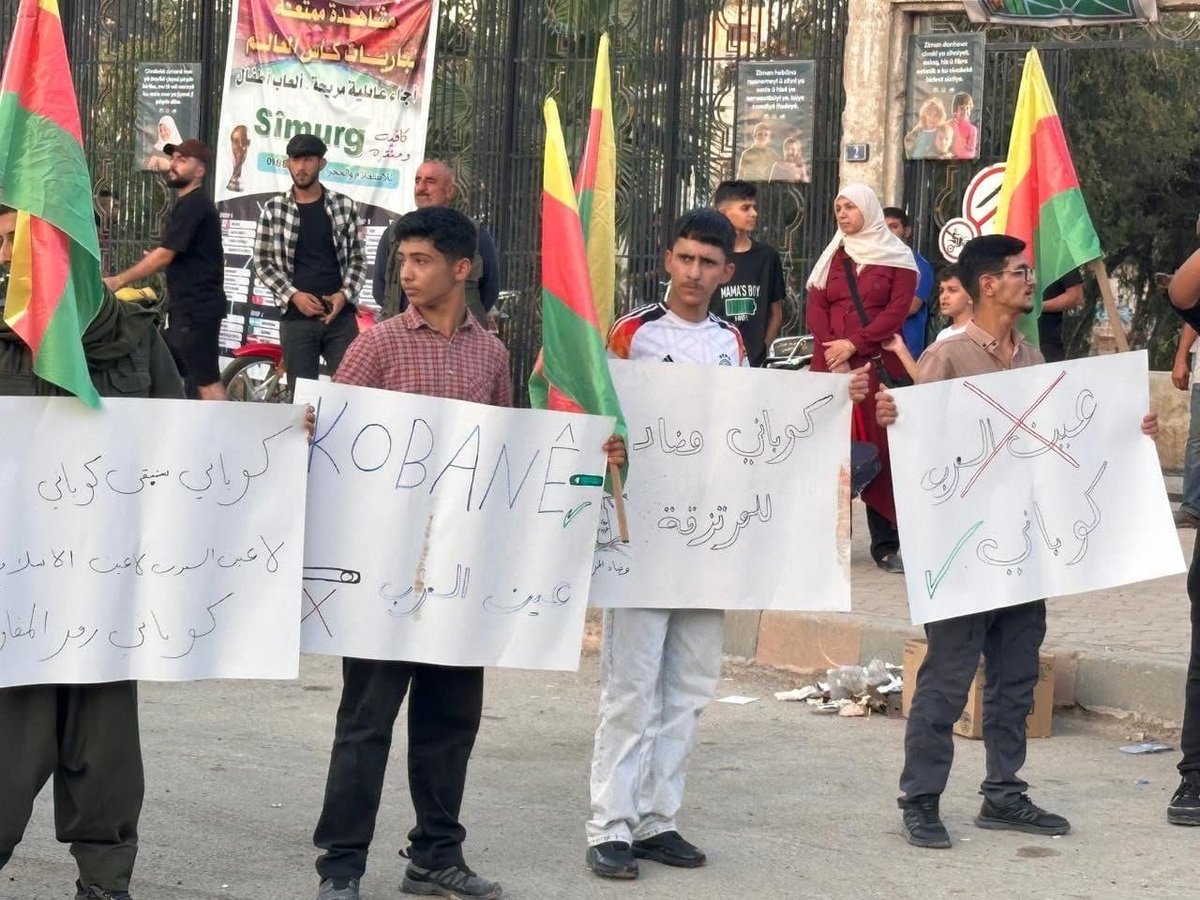 Judy20255's tweet photo. A Protest Rally by the People of Qamishlo

Under the slogan:

“Kobanê is not just a passing name; it is an identity written in blood, a name tied to the city’s history and one that deserves to be officially recognized in official documents.”

Kobanê is not Ain al-Arab…

#كوباني_ليست_عين_العرب 
#defendKobani