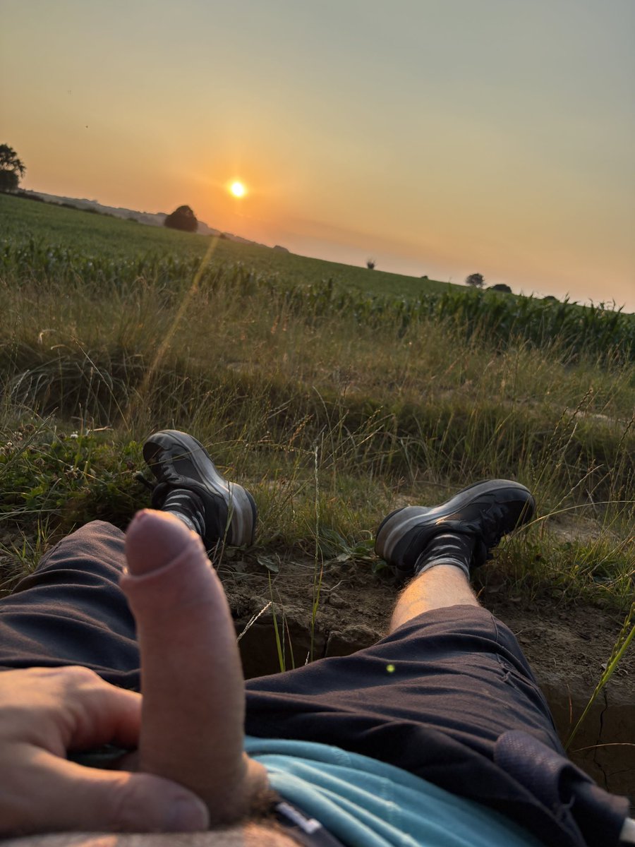 Ajayy1902's tweet photo. Warm night walking home had to stop and chill for a bit  ☀️🍆 https://t.co/jNWH61qECj