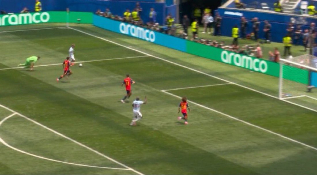 JeffFcb14's tweet photo. Todo en el mismo partido, no es serio que Joan no sea titular https://t.co/b8sLxzraqF