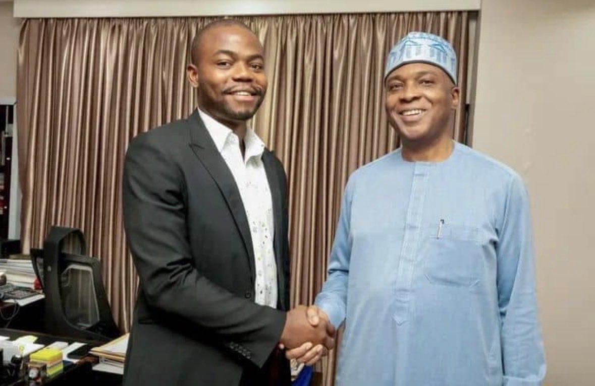 Damilaredeicon's tweet photo. This is beautiful to see. I love it when academic excellence is recognized and celebrated.

Thank you, @bukolasaraki, for always appreciating excellence.🩶 https://t.co/I6cUGr17Bf