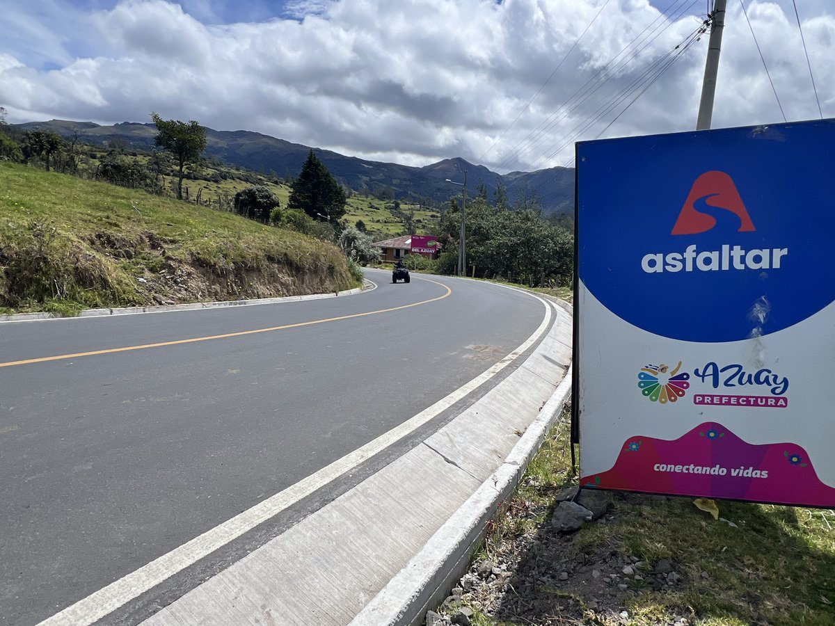 EpAsfaltar's tweet photo. La vía que conduce a la Laguna de Busa, en San Fernando, ya está al servicio de todos. 🙌🏽

El turismo y producción se benefician con una vía de 1.6km a nivel de asfalto, con cunetas y bordillos que alargan su vida útil. 🛣️ https://t.co/r09qEjRotY