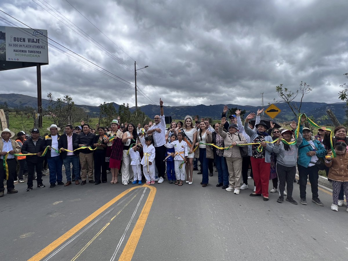 EpAsfaltar's tweet photo. La vía que conduce a la Laguna de Busa, en San Fernando, ya está al servicio de todos. 🙌🏽

El turismo y producción se benefician con una vía de 1.6km a nivel de asfalto, con cunetas y bordillos que alargan su vida útil. 🛣️ https://t.co/r09qEjRotY