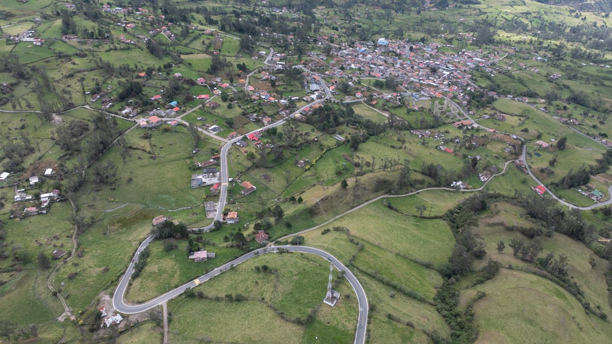 EpAsfaltar's tweet photo. La vía que conduce a la Laguna de Busa, en San Fernando, ya está al servicio de todos. 🙌🏽

El turismo y producción se benefician con una vía de 1.6km a nivel de asfalto, con cunetas y bordillos que alargan su vida útil. 🛣️ https://t.co/r09qEjRotY