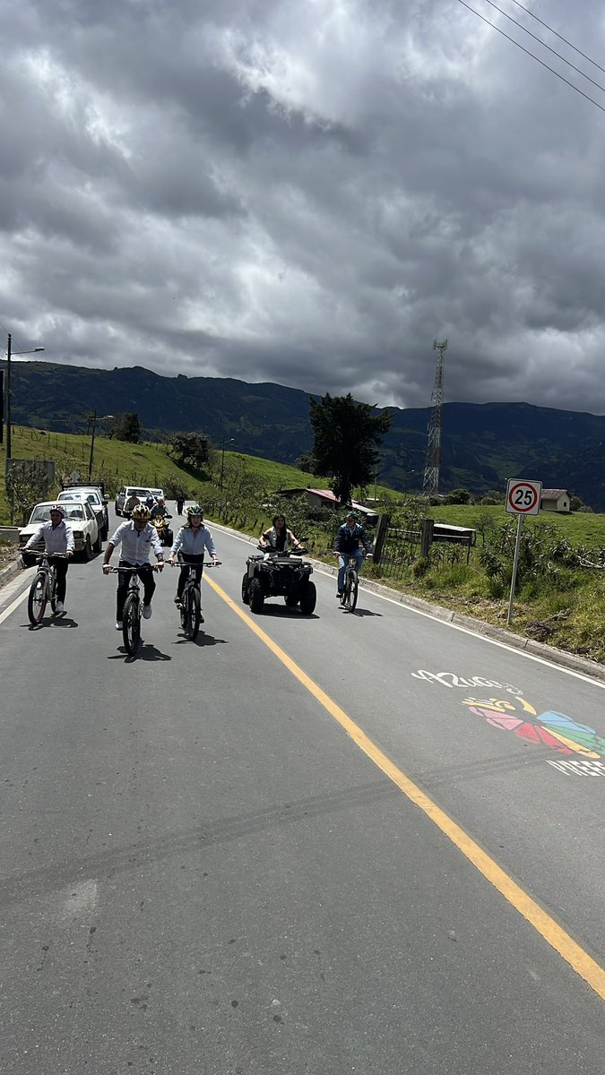 EpAsfaltar's tweet photo. La vía que conduce a la Laguna de Busa, en San Fernando, ya está al servicio de todos. 🙌🏽

El turismo y producción se benefician con una vía de 1.6km a nivel de asfalto, con cunetas y bordillos que alargan su vida útil. 🛣️ https://t.co/r09qEjRotY
