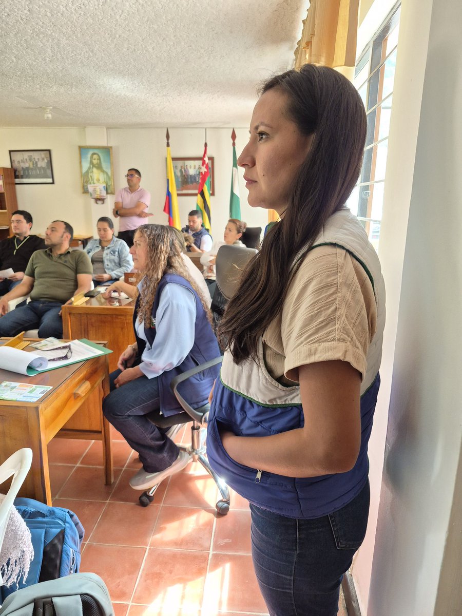 CARCDMB's tweet photo. Charta avanza en la actualización de su PGIRS. En el primer comité del año, la CDMB acompañó al municipio en la revisión de compromisos hacia Basura Cero, mientras GESA-CDMB capacitó a la comunidad en compostaje. 🌱
#PGIRS #Charta #CDMB #BasuraCero https://t.co/jKsQZrqZCb