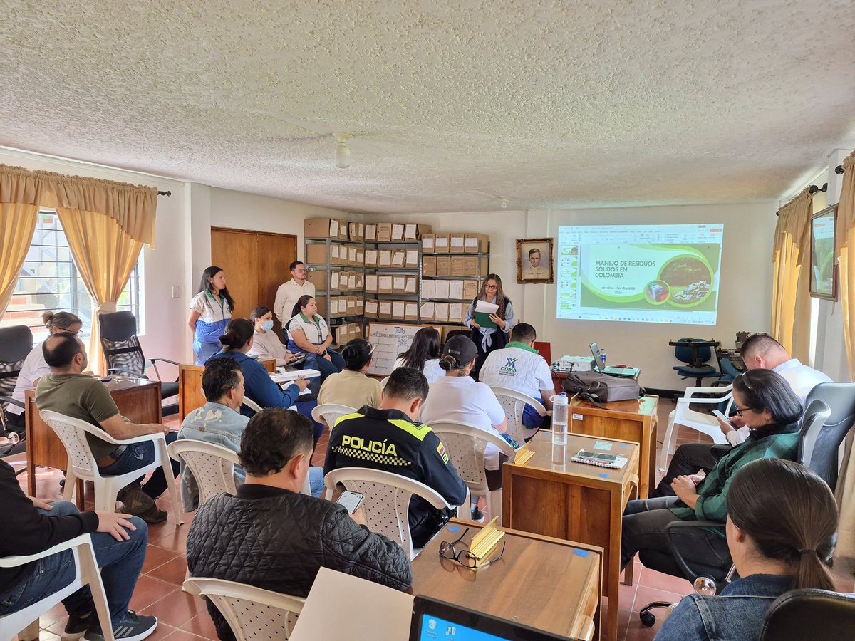 CARCDMB's tweet photo. Charta avanza en la actualización de su PGIRS. En el primer comité del año, la CDMB acompañó al municipio en la revisión de compromisos hacia Basura Cero, mientras GESA-CDMB capacitó a la comunidad en compostaje. 🌱
#PGIRS #Charta #CDMB #BasuraCero https://t.co/jKsQZrqZCb