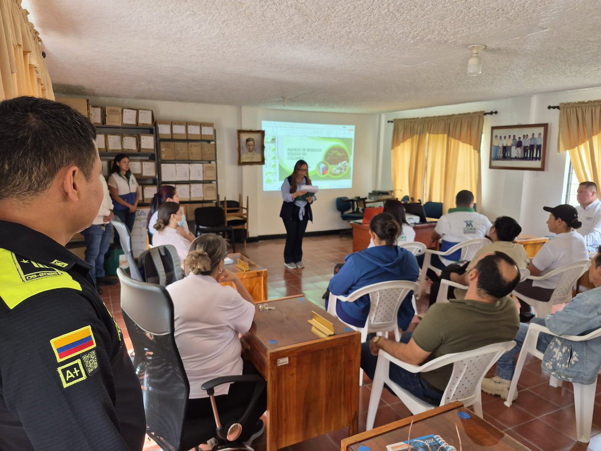 CARCDMB's tweet photo. Charta avanza en la actualización de su PGIRS. En el primer comité del año, la CDMB acompañó al municipio en la revisión de compromisos hacia Basura Cero, mientras GESA-CDMB capacitó a la comunidad en compostaje. 🌱
#PGIRS #Charta #CDMB #BasuraCero https://t.co/jKsQZrqZCb