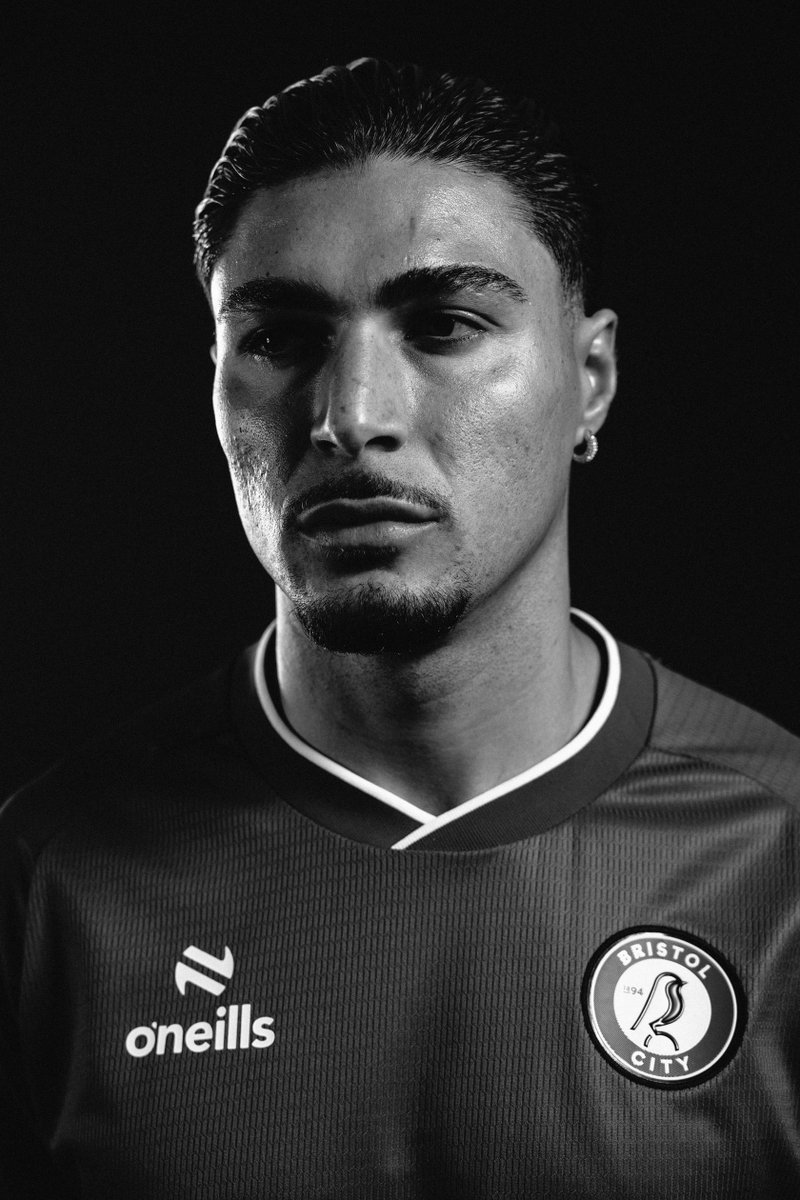 BristolCity's tweet photo. Fifth summer signing. 👋 https://t.co/MUVANpsY1m