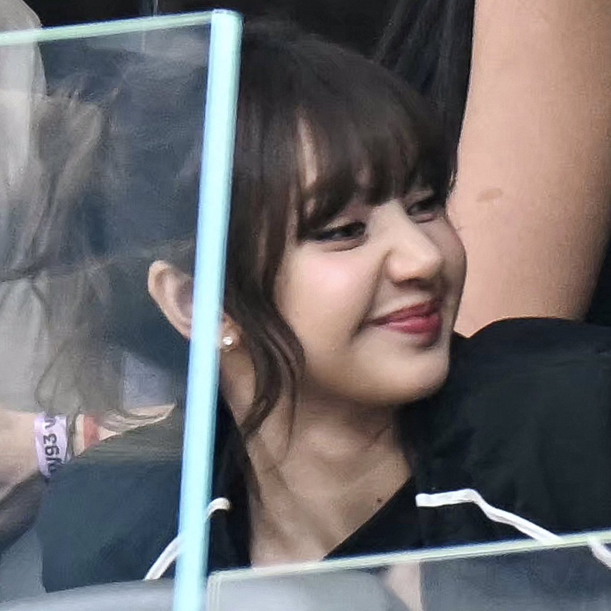 hourlydollisa's tweet photo. her smile😭😭😭 https://t.co/mwXfwXkLAQ