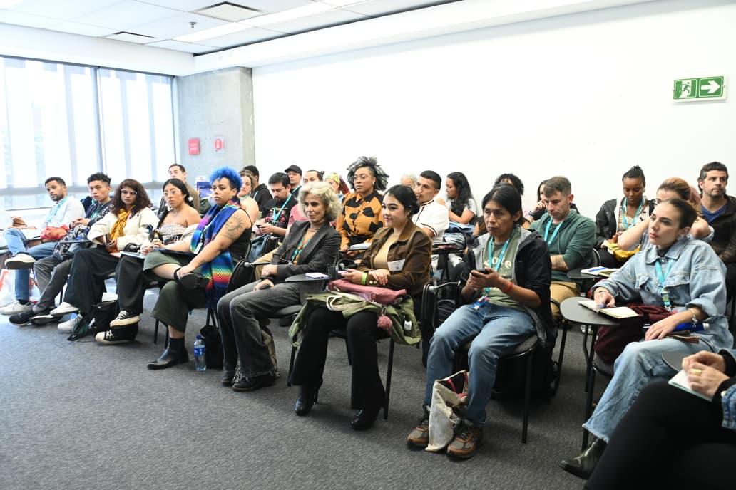 BAM_Bogota's tweet photo. En la charla 'Fondos y ventanas: financiar y circular el cine étnico' el público del #BAM17 revisa, con el apoyo de Futuro Coca, el mapa de fondos disponibles para que circulen y se den a conocer proyectos étnicos. https://t.co/WsAiHbZy6D