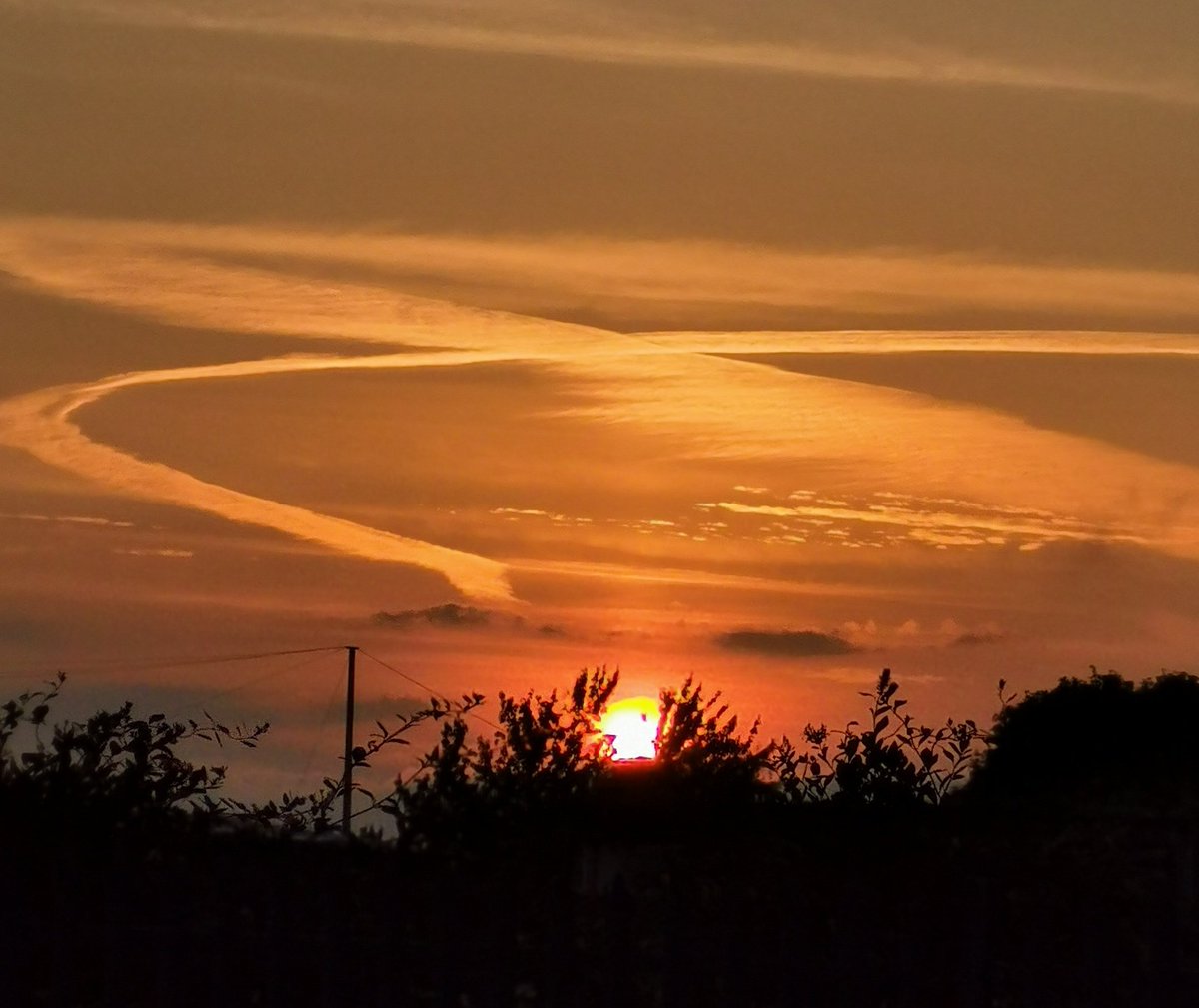 LusamzaH's tweet photo. Sunset tonight from Kobi's late evening walk. https://t.co/KwtHlONj9w