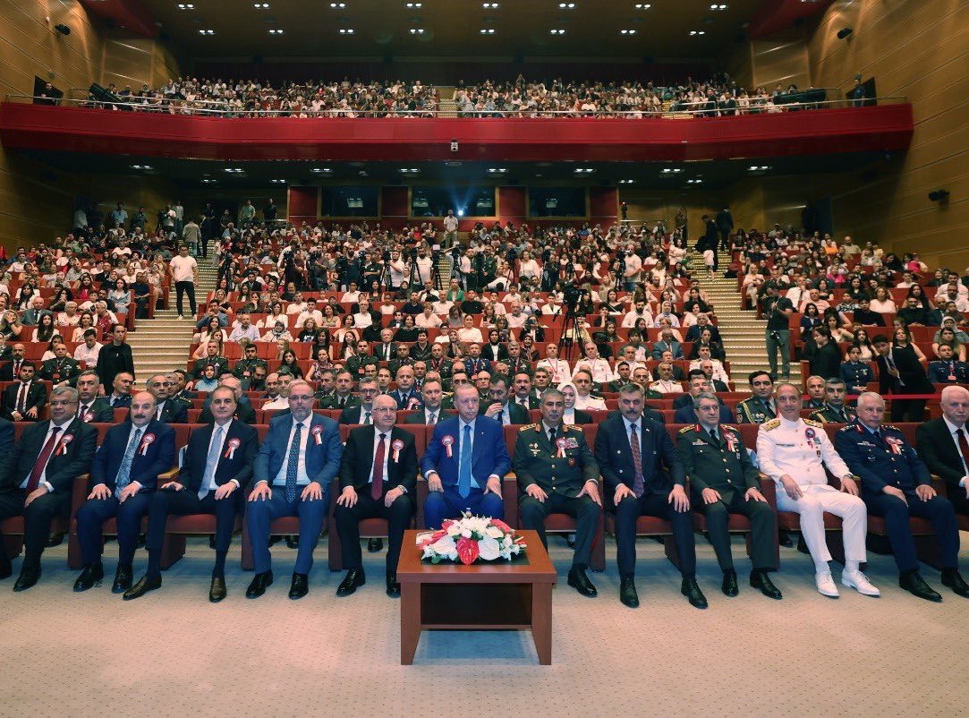 MertLeventkanli's tweet photo. Cumhurbaşkanımız Sn @RTErdogan’ın Teşrifleriyle Millî Savunma Üniversitesinde  Müşterek Komuta ve Kurmay Eğitimi İle Komuta ve Kurmay Eğitimi Mezuniyet Töreni Gerçekleştirildi. https://t.co/JBbZF4O1VB