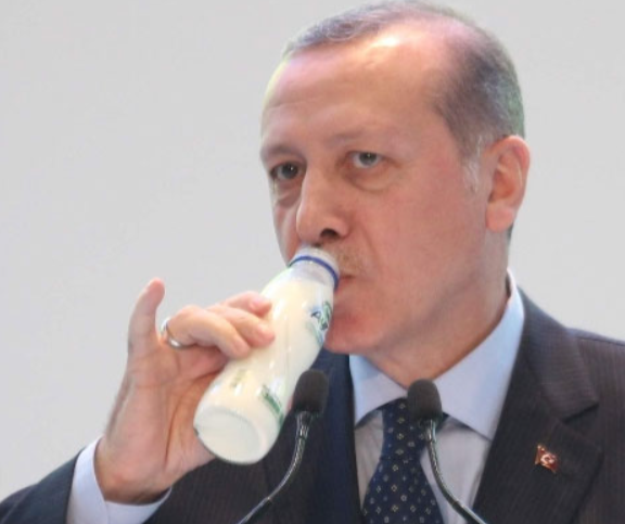 cinnetgeldi_'s tweet photo. @daktilock bu lavuk bir şey içerken serçe parmağını kaldıran geydir de demişti. tepki etkileşimi almak için ara sıra böyle ibnelikler yapıyor. ve tamamen bilimsel konuşuyorum, yüksek torklu küçük arabalar yola tutunma açısından büyük arabalara ortanla daha başarısızlar, tehlikeliler. https://t.co/23LfGL8MPg