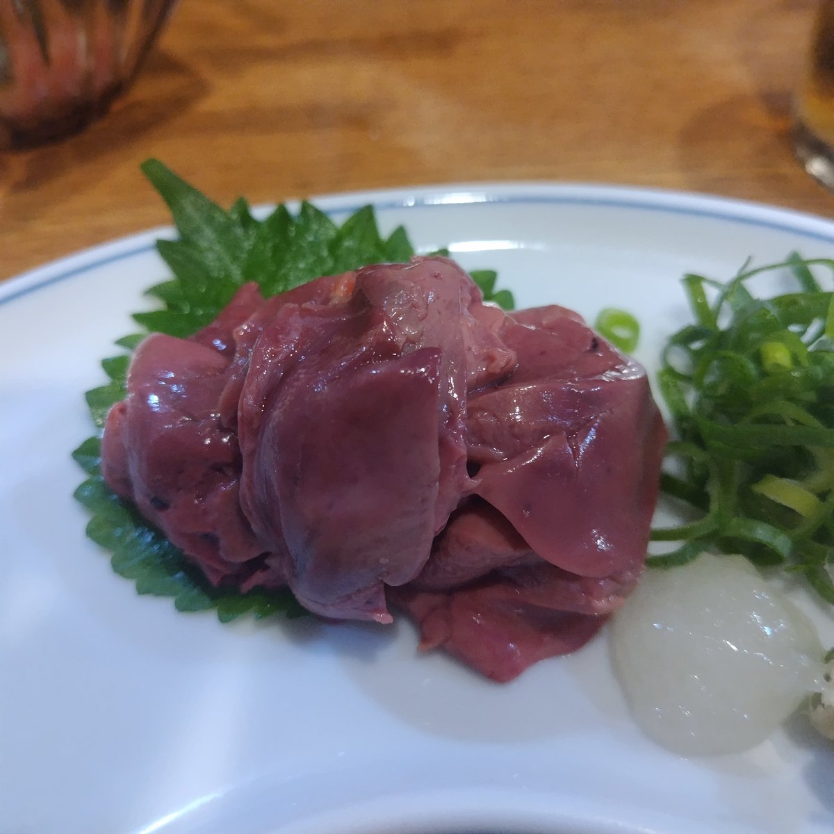 syotemae's tweet photo. 氷河期世代の弱者男性は直江津で鳥刺し、カシラ、しろ。ビールと焼酎梅割りを添えて。 https://t.co/qKtpJ5EwBj