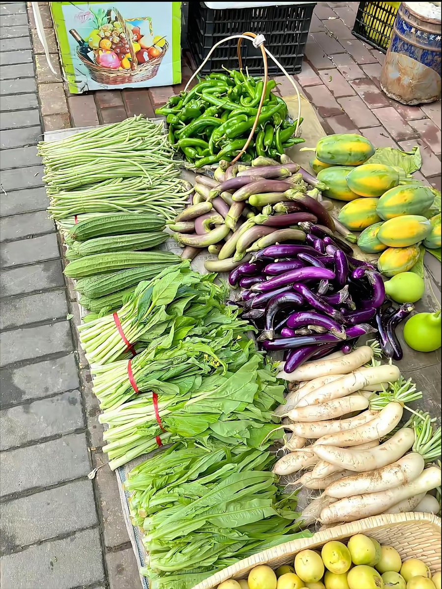 RezepteGenuss's tweet photo. [Need fresh, budget-friendly veggies Local farmers’ market just dropped crisp spinach, sweet carrots and juicy tomatoes—grab yours before noon today!]， https://t.co/IEUlHsOhJo