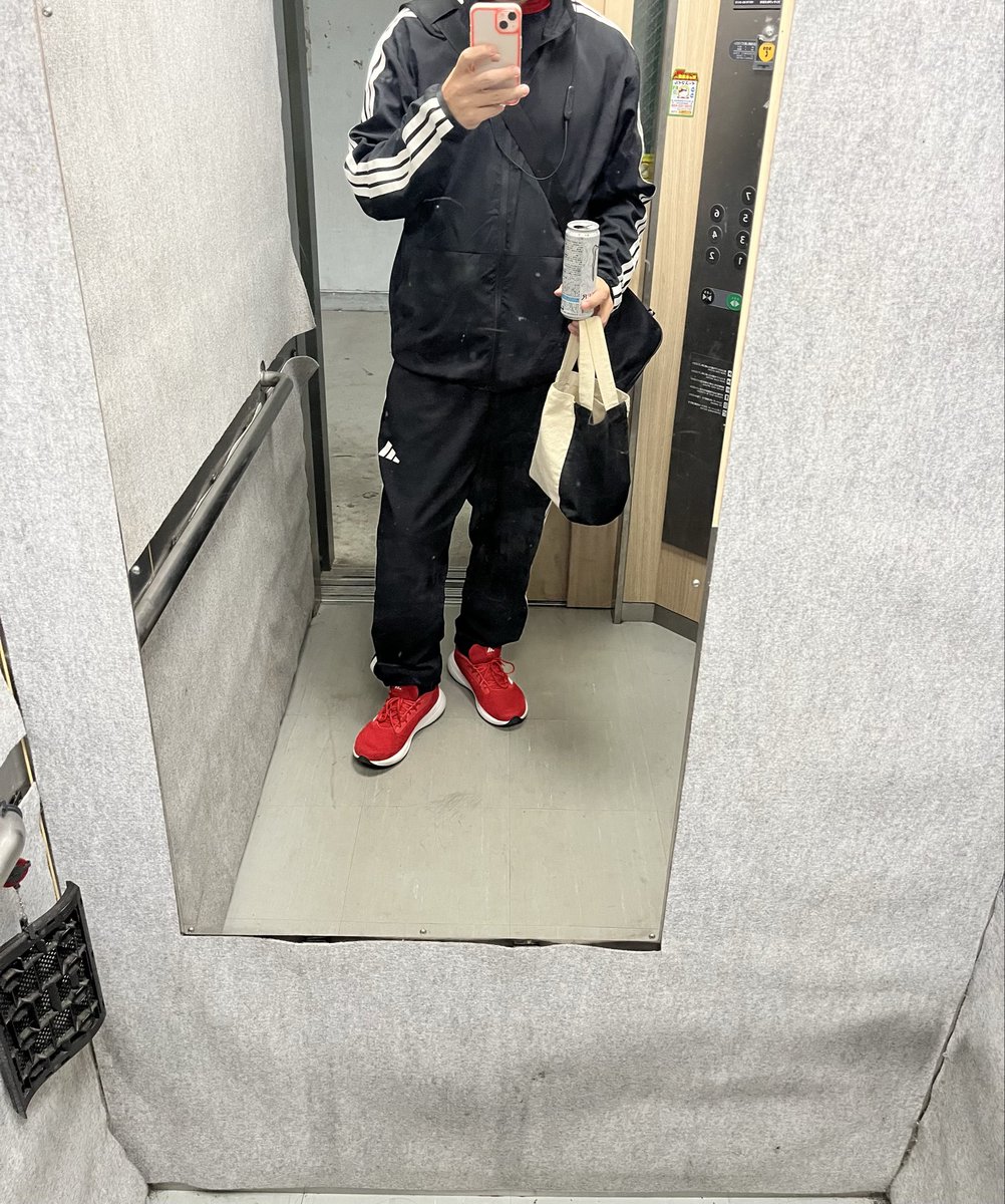 ADozi0518's tweet photo. 「1年後、本当に変われるの？」
1年前の自分もそう思っていました。
でも、積み重ねを365回続けた結果…
✅139.5kg → 67.0kg ✅-72.5kg
魔法の方法はありません。
毎日少しずつ継続すること。  まだまだ理想の身体を目指します💪
#ダイエット #ボディメイク #筋トレ #ビフォーアフター #adidas https://t.co/EYLBzJDLLm