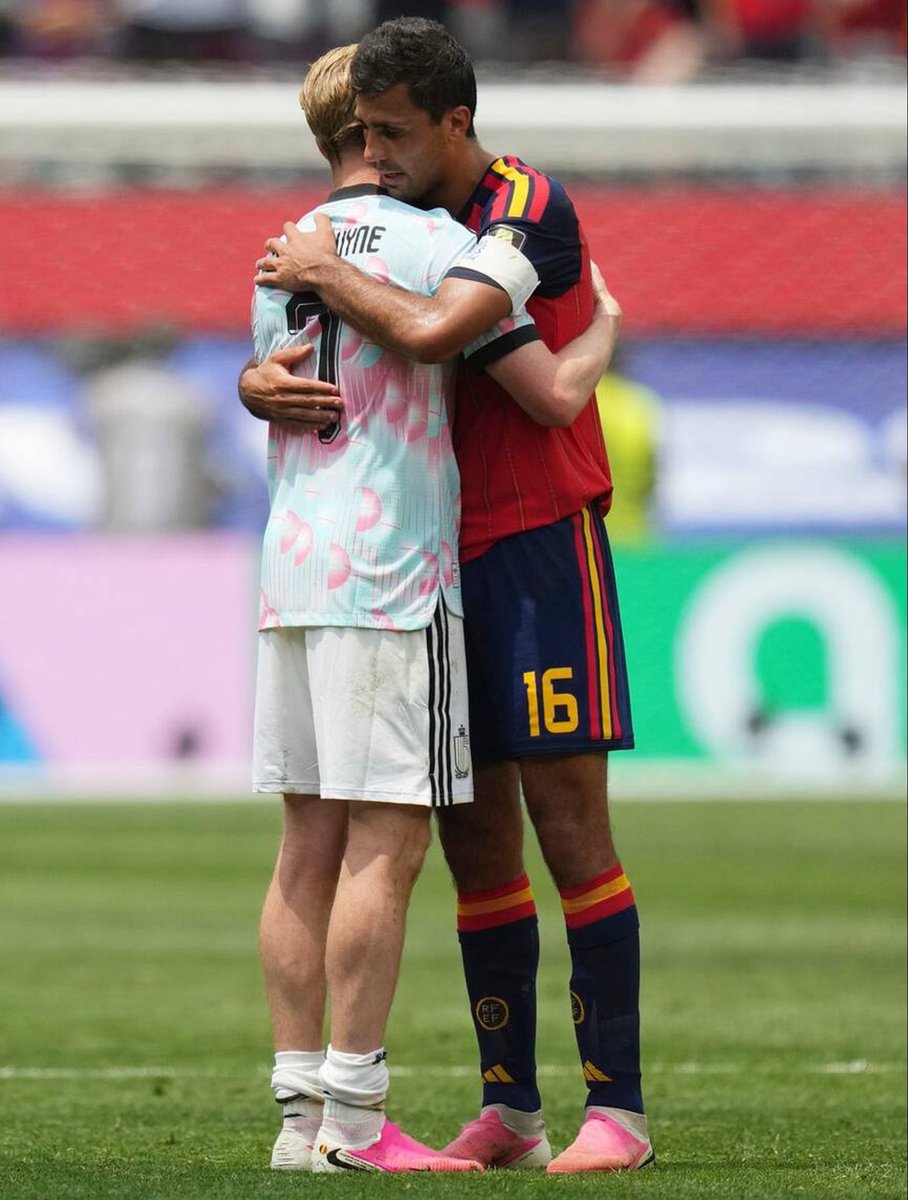 DxBruyneSZN's tweet photo. Rodri hugging Kevin De Bruyne after the game ❤️ https://t.co/U4kvilTjUd
