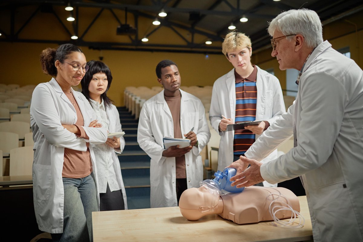 thisurlcansave's tweet photo. Seconds matter in an emergency. Would your team feel confident using an AED today? On-site Healthcare-Onsite AED Refresher Courses turn hesitation into lifesaving action. How often does your workplace review safety protocols? Let us know! ���� #SafetyFirst #CPR https://t.co/u6y6cDrcaB