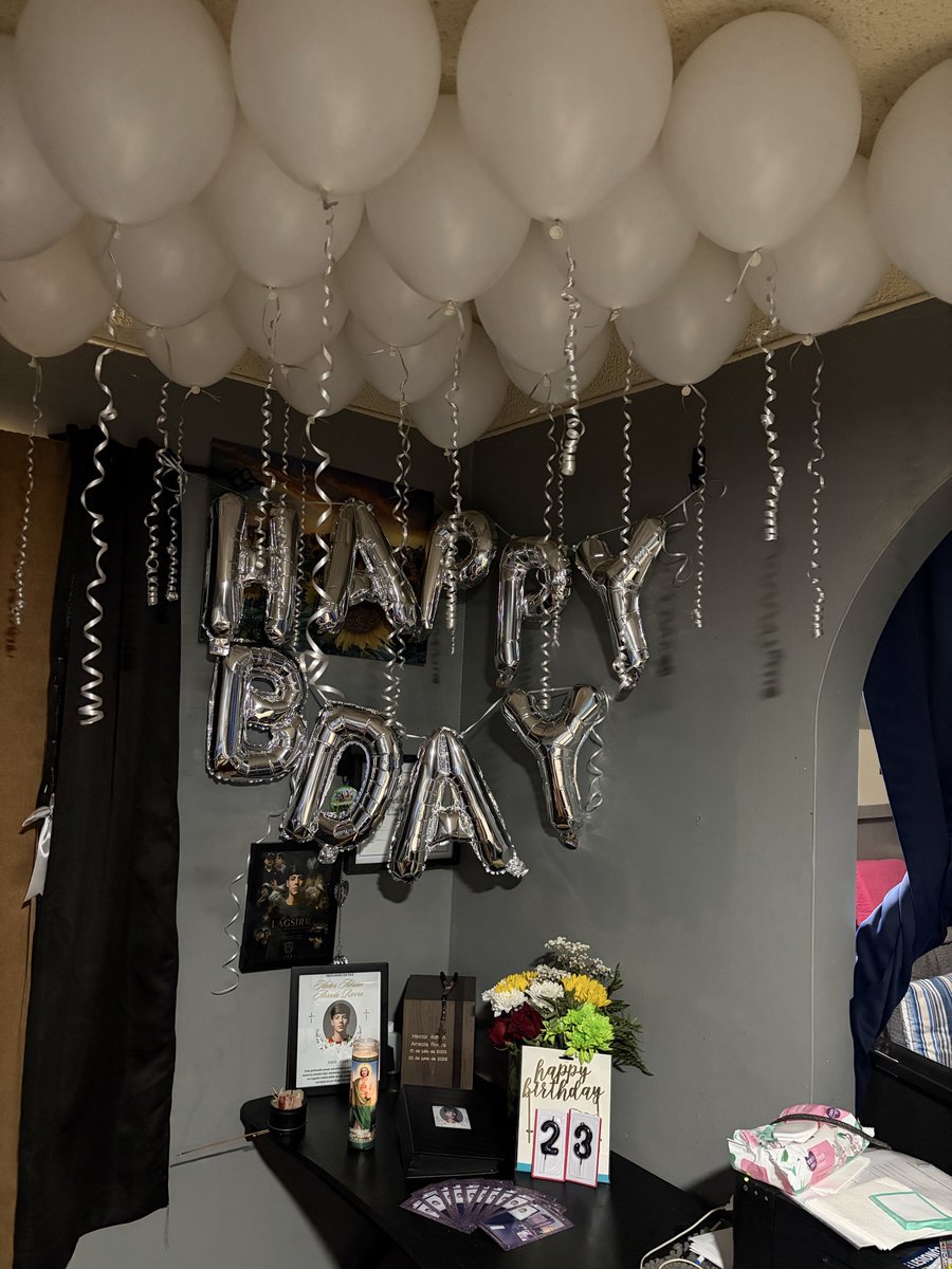 Lyrias26's tweet photo. Prometo que cuando sea rica le mandare hacer su corrido!! Feliz cumpleaños tesoro de mi vida!! me vas a  hacer falta toda la vida!! tu madre te ama!! @Lagsirr1 🕊️🎂🎉 https://t.co/t7o2IeAqRU