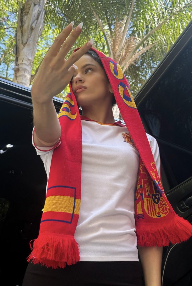 ucaycay's tweet photo. Loli Bahia vs Rosalía 🤧 https://t.co/FxL0Tc5yR9