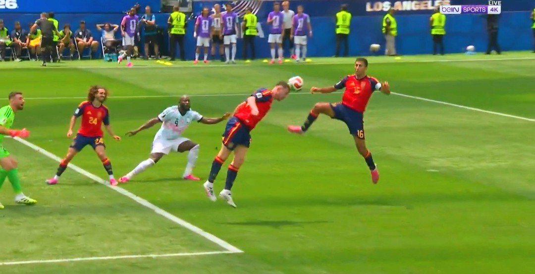 Borda_analista's tweet photo. NO PENAL
En España vs Belgica el árbitro Oliver acertó al NO dar la mano penal de Rodri, el balón iba de la cabeza de su compañero, es la excepción para no darla. Ahora que ocurrió en el Mundial como la justificarán los que NO creen en Colombia que esa es la causa para no pitarla https://t.co/mzzuqfpTUD