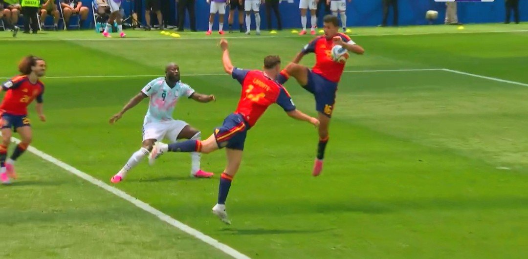 Borda_analista's tweet photo. NO PENAL
En España vs Belgica el árbitro Oliver acertó al NO dar la mano penal de Rodri, el balón iba de la cabeza de su compañero, es la excepción para no darla. Ahora que ocurrió en el Mundial como la justificarán los que NO creen en Colombia que esa es la causa para no pitarla https://t.co/mzzuqfpTUD
