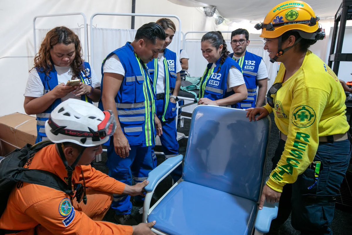 SivarAlDia's tweet photo. #Ahora || MÉDICOS SALVADOREÑOS PREPARAN HOSPITAL DE CAMPAÑA PARA ATENDER A LOS DAMNIFICADOS EN VENEZUELA. 🩺🏥

La misión humanitaria de El Salvador continúa instalando un Hospital de Campaña en Playa Grande, Catia La Mar, con el objetivo de fortalecer la atención a las familias afectadas por los terremotos.

Mientras avanzan los trabajos, el personal médico recibe capacitación sobre los protocolos de atención que serán implementados durante la emergencia.