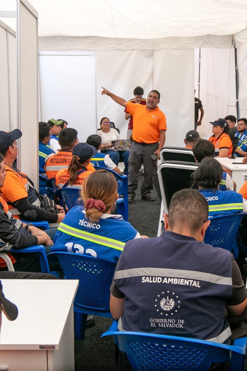 SivarAlDia's tweet photo. #Ahora || MÉDICOS SALVADOREÑOS PREPARAN HOSPITAL DE CAMPAÑA PARA ATENDER A LOS DAMNIFICADOS EN VENEZUELA. 🩺🏥

La misión humanitaria de El Salvador continúa instalando un Hospital de Campaña en Playa Grande, Catia La Mar, con el objetivo de fortalecer la atención a las familias afectadas por los terremotos.

Mientras avanzan los trabajos, el personal médico recibe capacitación sobre los protocolos de atención que serán implementados durante la emergencia.