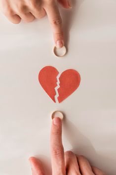 Lodicelaluna's tweet photo. La conjunción de Venus al Nodo Sur está dejando una marca clara: una ola de rupturas, distancias y cierres de vínculos.

Es una típica etapa de purga afectiva. Lo que ya cumplió su ciclo tiende a terminar, las relaciones kármicas muestran su verdadero estado y aquello que se sostenía por costumbre o apego pierde fuerza.