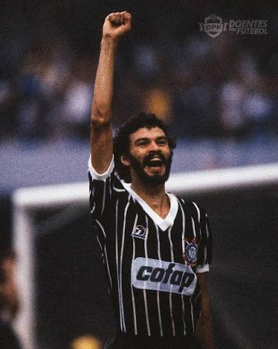 JohanMV's tweet photo. Toda la vida el fútbol fue una expresión de resistencia y de expresión popular.

Los que quieran desligar a este deporte de la política, es mejor que se vayan a ver balonmano que no le importa a nadie. https://t.co/VVBpXqFaNf