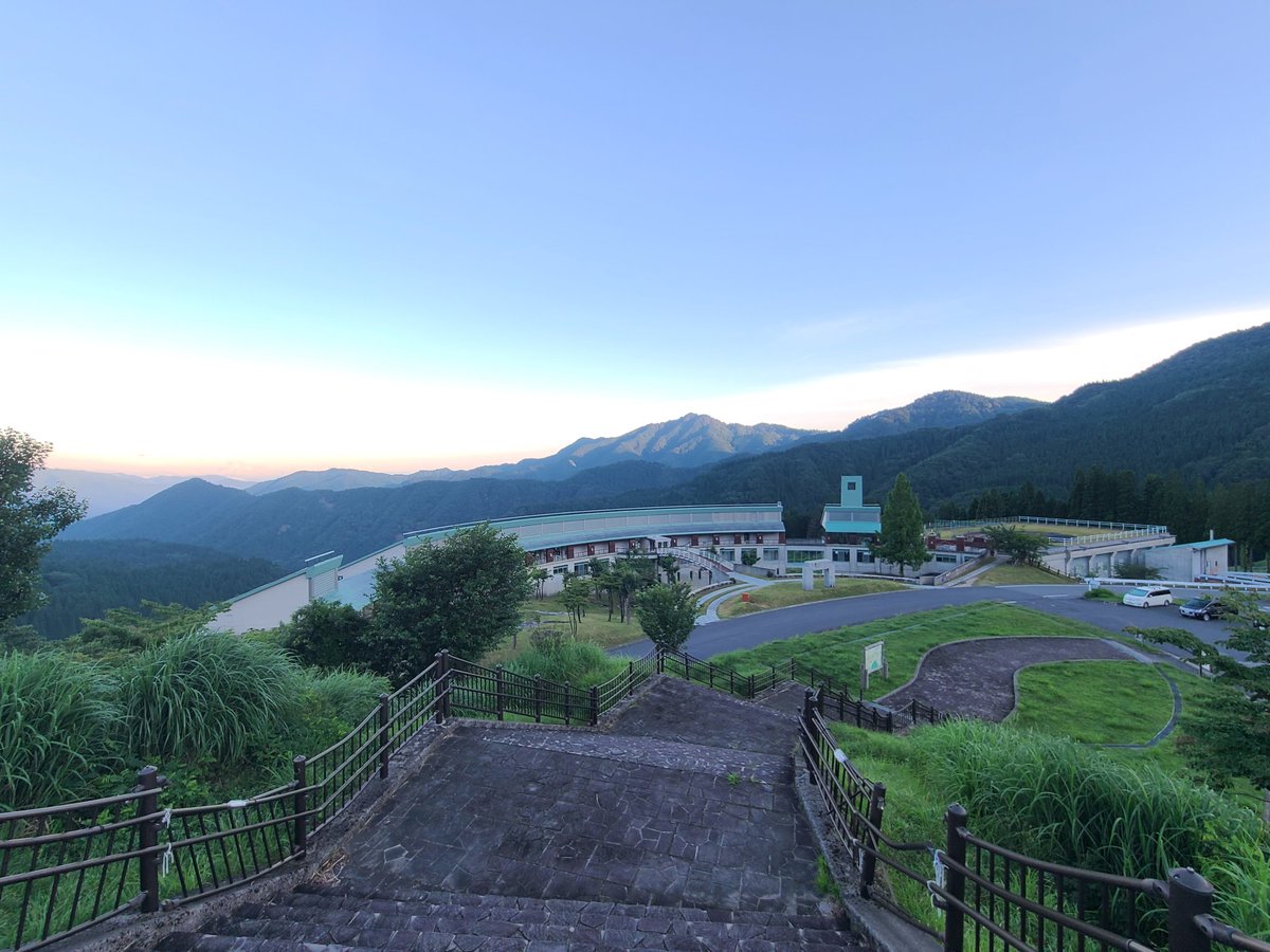 0104F3p's tweet photo. 皆さまおはようございます☀️
無事に5時起床👍爽快な朝です😊
間もなくみんなの起床時間❗️ってか…毎年のごとくもう起きて騒いでる🤣
今日のメインは座禅体験‼️心をキレイにするのであ～る✨️

元気に良い一日を⤴️ https://t.co/fyYvivAwGF