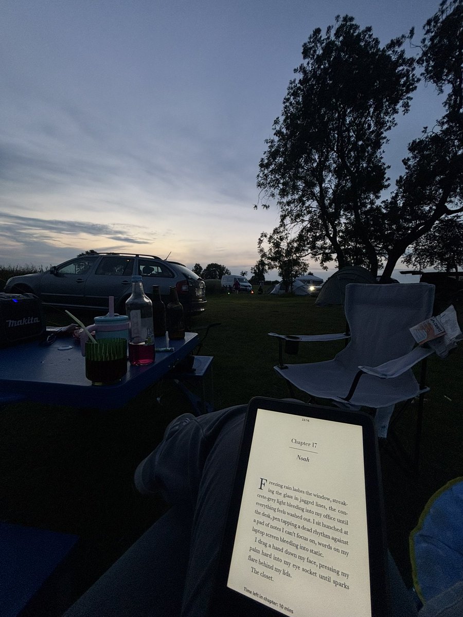 abireadsx's tweet photo. cr; crawl for me - rachael chadwick 

prog; 74%

reading a little palette cleanser (it’s all smut lmao) before i dive back into to dance with death 
also camping for the weekend and this is my current view 
have a great weekend!

#booktwt https://t.co/ABRWMTlSyg