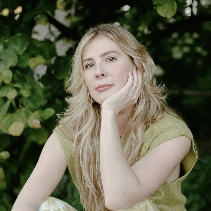 emilyhenryverse's tweet photo. Emily Henry on Hollywood misunderstanding the romance genre and how some actors treat it as something that’s beneath them:

“A lot of actors think that it’s less humiliating to pretend to be a Beatle than it is to pretend to be in love.” https://t.co/Z6jW0igU8t