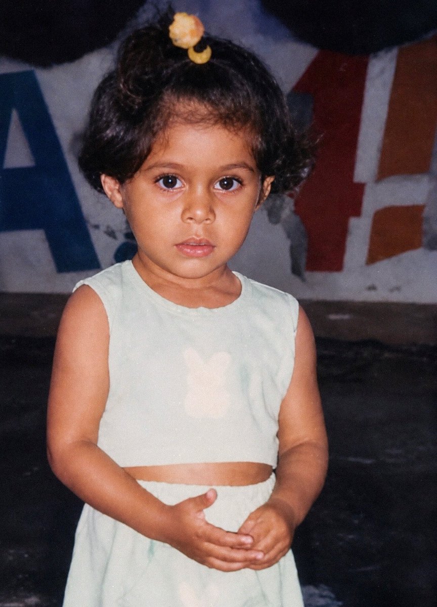 thassiazaffer's tweet photo. Nessa foto, eu tinha cinco anos.
(Foto de 2004)

Dizem que algumas pessoas seguem em frente porque têm alguém por quem viver. Eu também tenho esse motivo: tenho a mim mesma. Não posso desistir da mulher que me tornei, porque não posso decepcionar a criança que um dia fui.

Como escreveu o Sêneca: “Enquanto viveres, continua a aprender a viver.” 

Talvez crescer seja justamente isso honrar, todos os dias, a esperança que um dia habitou o olhar de uma criança.