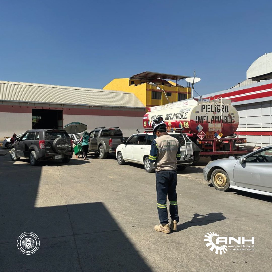 AnhBolivia's tweet photo. La Dirección Distrital #Cochabamba de la ANH realizó verificaciones en EESS para controlar el historial de carguíos y prevenir cargas repetitivas en la Zona Sud y Carretera a Sacaba, fortaleciendo los mecanismos de control a la comercialización de combustibles.
#SiempreBolivia https://t.co/iPc4MRrN34