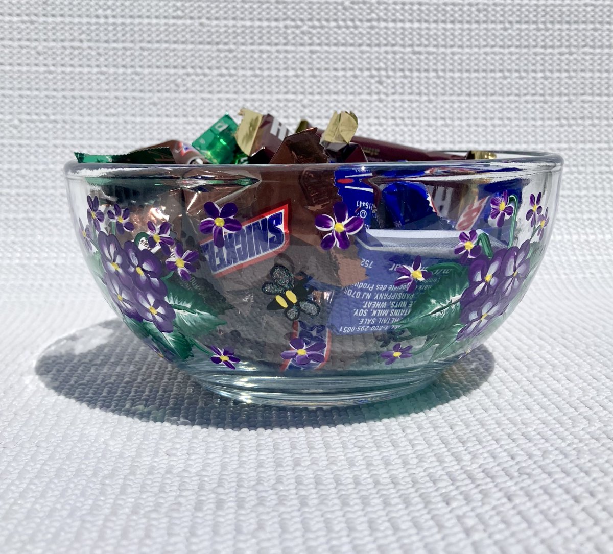 LPaintitpretty's tweet photo. Hand painted candy dish https://t.co/WzVC7uwq0F #candydish #violets #shopsmall #SMILEtt23 #craftbizparty #etsy #smallartists #ShamelessSelfpromoFriday https://t.co/1V5WP1Tn8u
