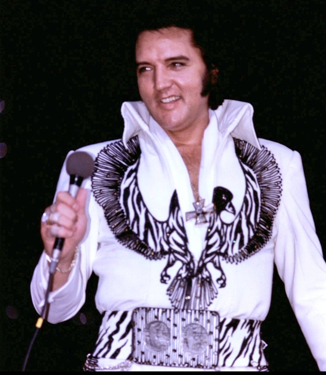 alexanjk1123's tweet photo. July 10 1975;
Elvis Presley performed at the Richfield Coliseum in Richfield, Ohio, to a crowd of 22,000. The show started at 8:30 PM. He wore his Black Phoenix jumpsuit.
🤍⚡️🖤 https://t.co/PWm9UH704M