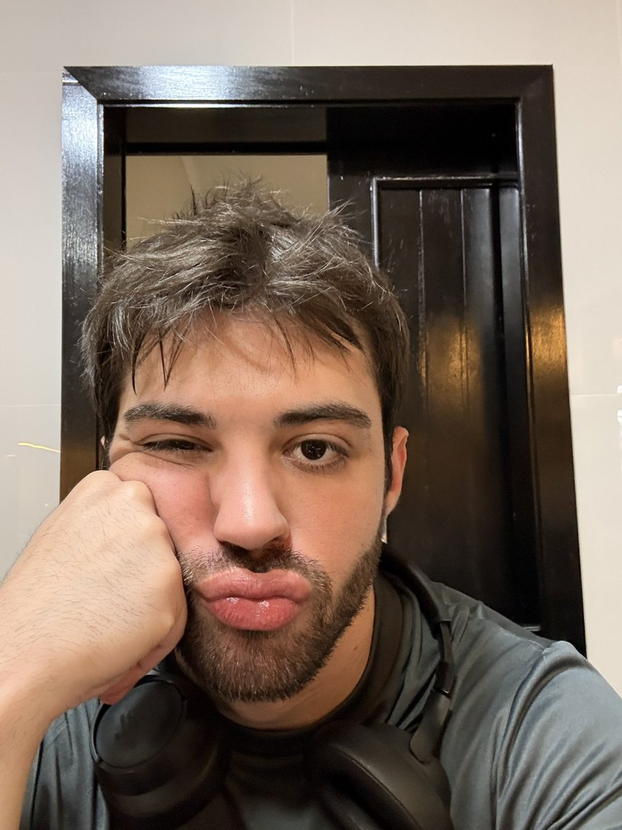 oisouotheus's tweet photo. fotos que você receberia se namorasse comigo :) https://t.co/UFvfB5xgwa