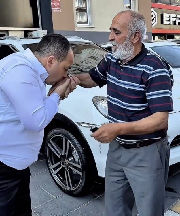 Maddi Zorlukları Aşan Kişi, Ustasına Lüks Araba Hediye Etti