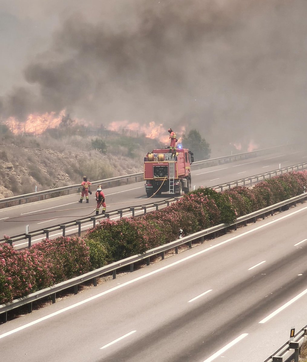 UMEgob's tweet photo. Los militares del #BIEM2  siguen trabajando para detener las llamas del #IFLosGallardos en la carretera A-7.
@Plan_INFOCA 
@E112Andalucia https://t.co/6Hb2v1WsLY