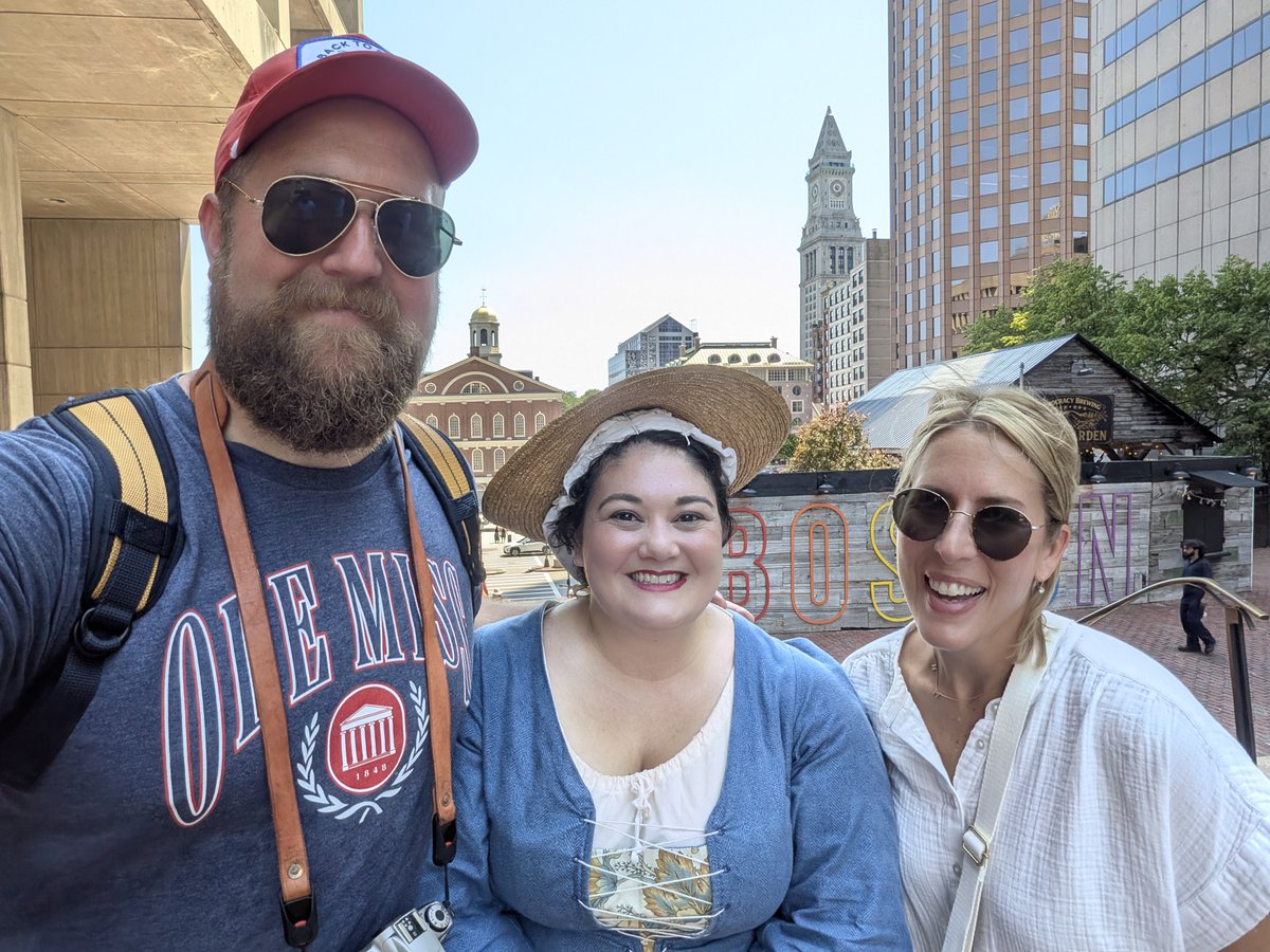 TheFreedomTrail's tweet photo. Over the 4th of July weekend, @ErinRNapier and @ScotsmanCo spent the day walking through history with our incredible Freedom Trail Player®, Thankful Rice! 🤩
.
.
.
#TheFreedomTrail #bostonhistory #FanPicFriday #freedomtrail #tours #boston #hgtv https://t.co/hi8N5ogvDW