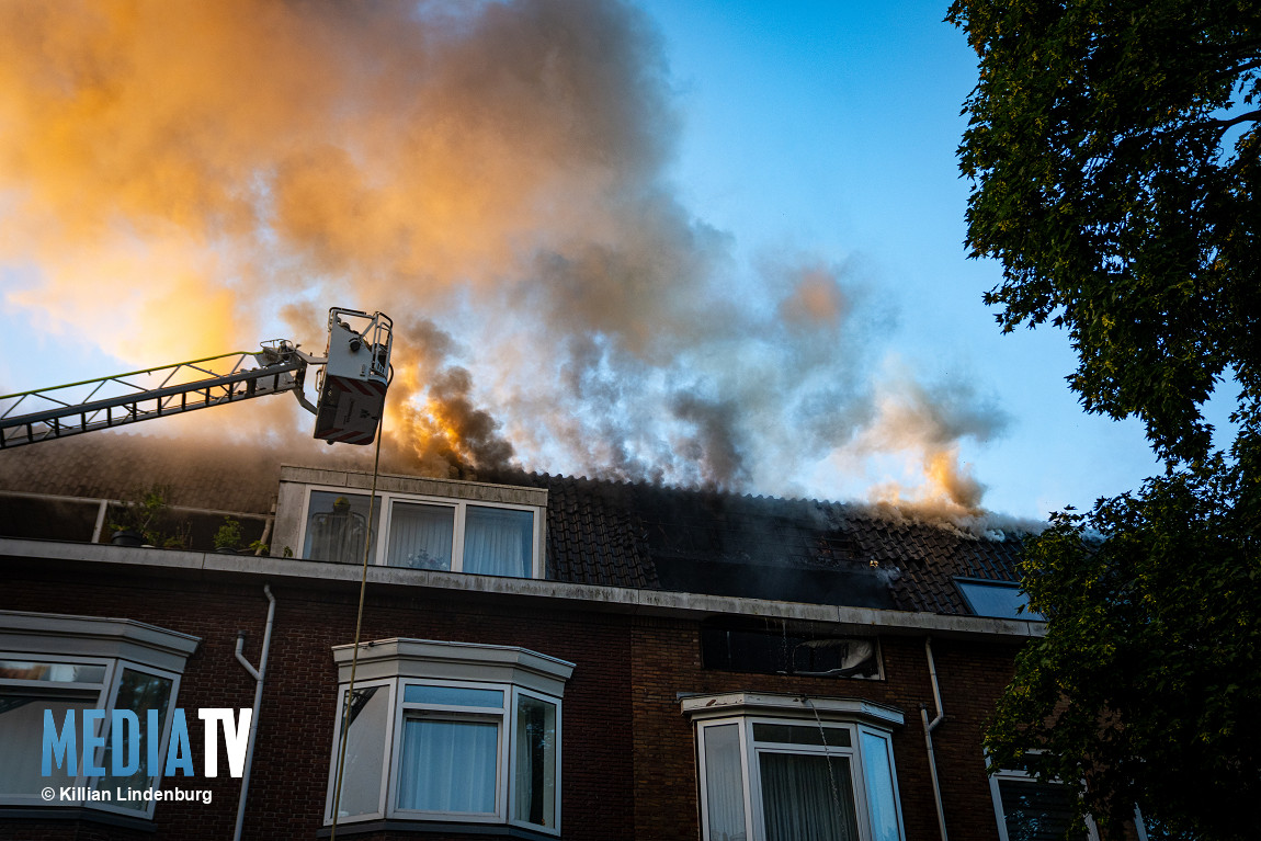 Zeer grote brand verwoest meerdere woningen in Rotterdam