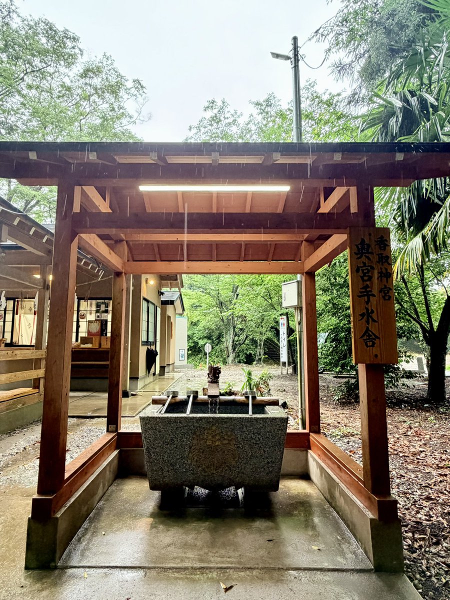 yu3chi's tweet photo. 【決意をするときはこちら】

数年ぶりに伺った香取神宮さま。 関東にいるなら決意をする時はここ！と言っても良いくらい、自己満足でリピートしてるお社。

立派な本殿やたくさんの別宮は勿論だけれど、個人的には神宮さんの古材を使ってると言われる奥宮が本当に素敵。 空気感が違うように思うんです。

小高い丘の小さな森にある奥宮は、日常から少し離れさせてくれるような厳かな雰囲気がすき𓂃𓂂ꕤ*.ﾟ