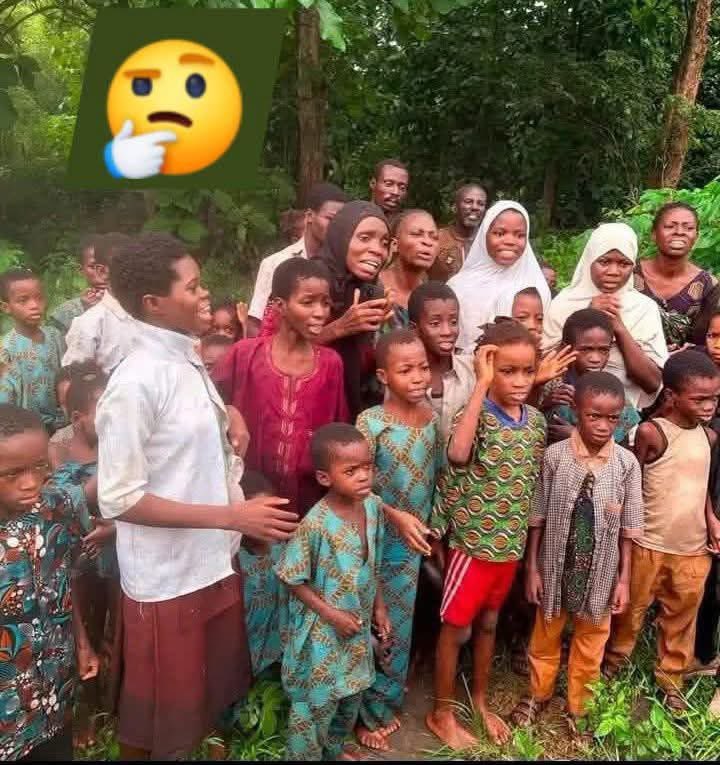 Enter202122's tweet photo. Quick one! Just for critical thinkers because our politicians can do everything for politics.

This image shows the picture of abducted pupils and teachers in Oyo State after they were released from the terror!sts. https://t.co/E7NxeJI6FG
