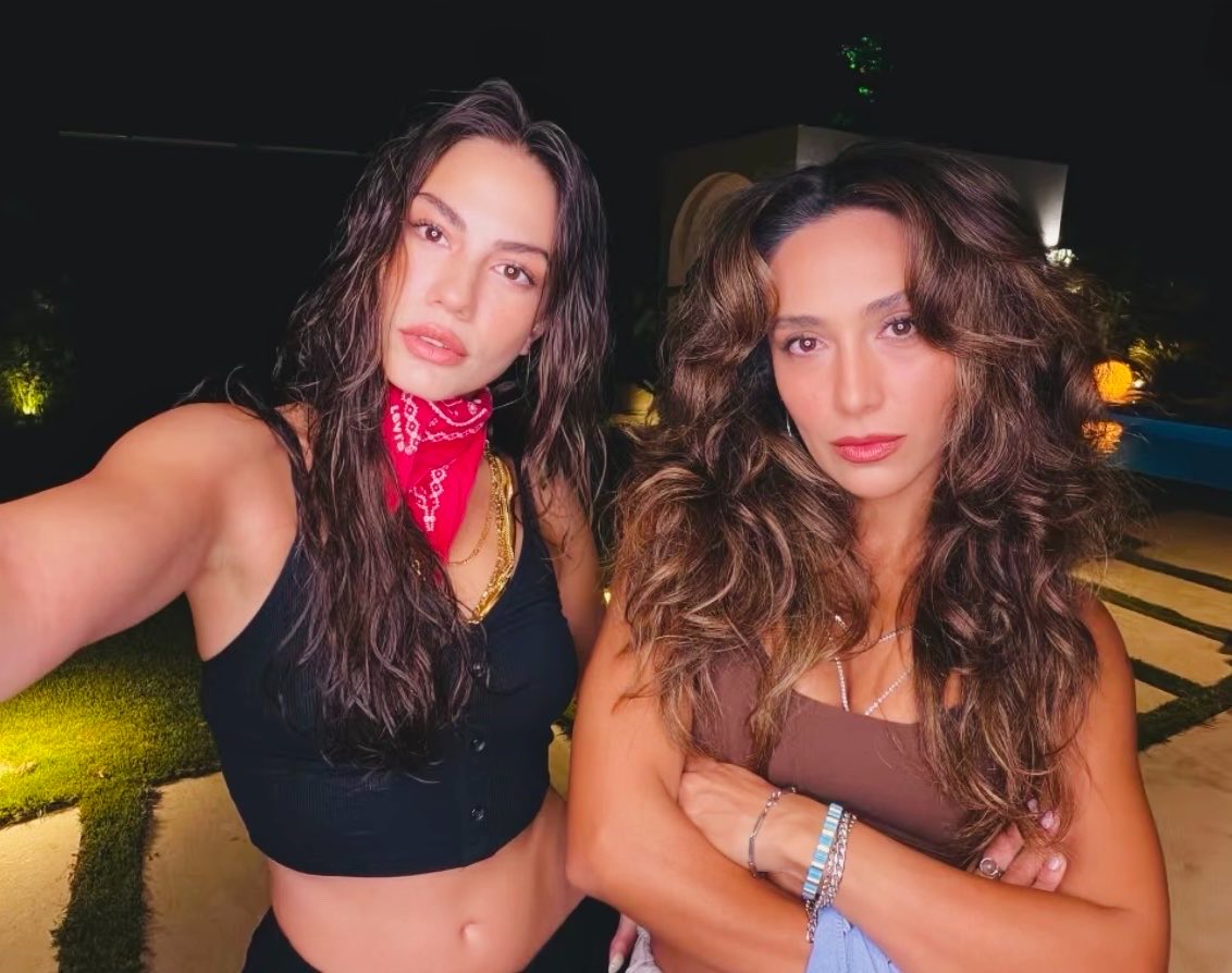 reinesereinew's tweet photo. one of the gains Demet got from er is that friendship👯‍♀️ https://t.co/2UFK5aQTC6