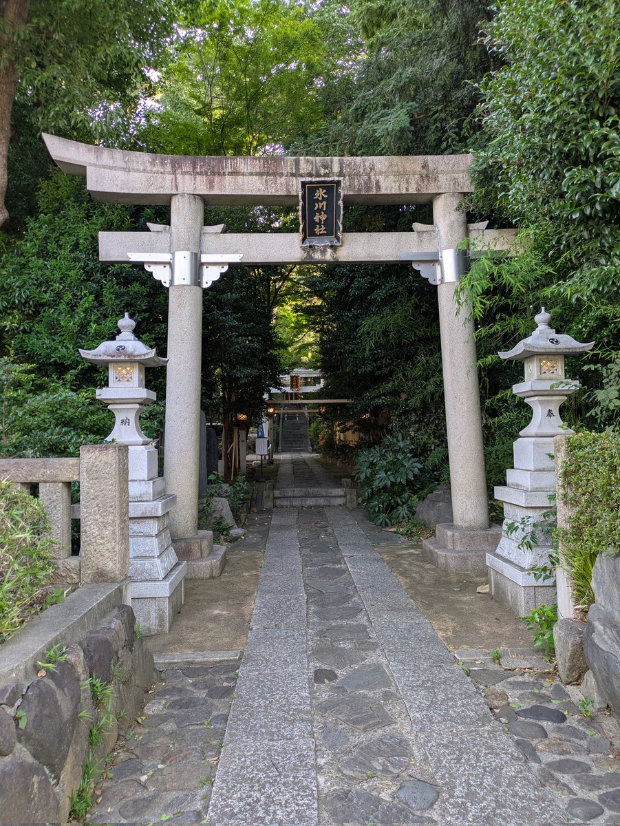 ashita_hyaku's tweet photo. 7/11
板橋区 東新町氷川神社
御祭神：須佐之男命（すさのおのみこと）
創建時期不明、江戸時代には地域の鎮守として親しまれていた、とのこと。
住境内には3基の鳥居があって、登りながら神域が深まっていく感じ。風鈴の音がなんとも心地よかった。
ジョグ：4.8km https://t.co/9WVm8rIQD0