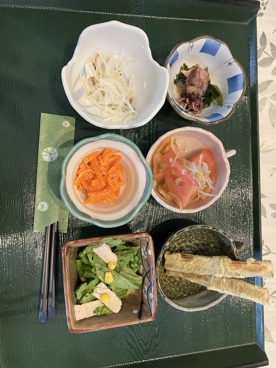 misnat5's tweet photo. 円山応挙の作品を観に大乗寺に行って来た🤗
・駐車場から入り口をのぞむ
・門前茶屋の内装
・定食の冷やしうどんが出る迄の前菜😋 https://t.co/FcAXbMZP4M