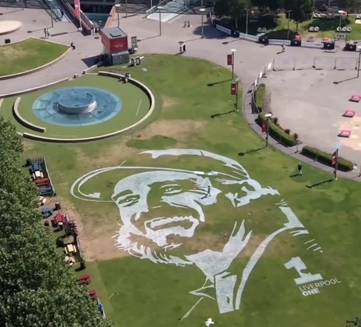 flushingitgolf's tweet photo. Liverpool One, a shopping center in Liverpool, has unveiled a 1000ft portrait of local lad, Tommy Fleetwood ahead of The Open at Royal Birkdale next week. 

How good is this 🏴󠁧󠁢󠁥󠁮󠁧󠁿 

@TommyFleetwood1 @Liverpool_ONE https://t.co/NFM7HgM1Xb